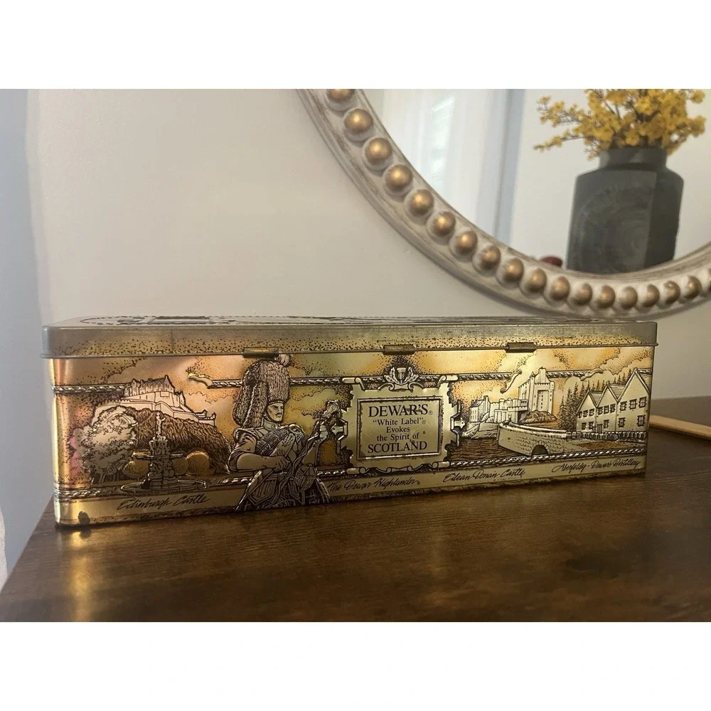Vintage Dewar's White Label Highlander Scotch Whisky Advertising Tin Gold Box‎